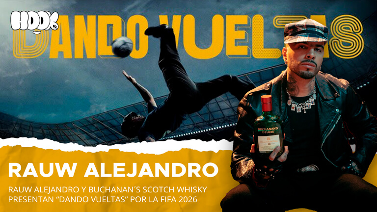 Rauw Alejandro con botas de fútbol en el video oficial de Dando Vueltas para Buchanan’s y el Mundial 2026.